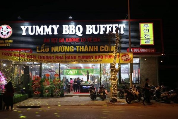 Biển hiệu lẩu nướng Yumy BBQ chữ nổi mica