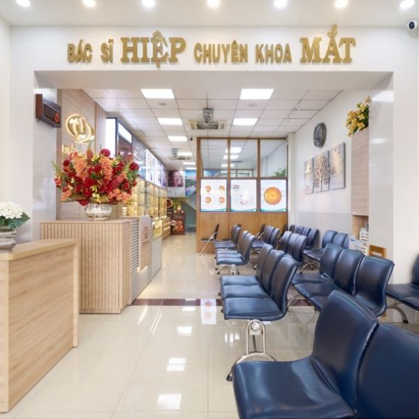 Thi công bảng hiệu phòng khám mắt chữ nổi dán tường