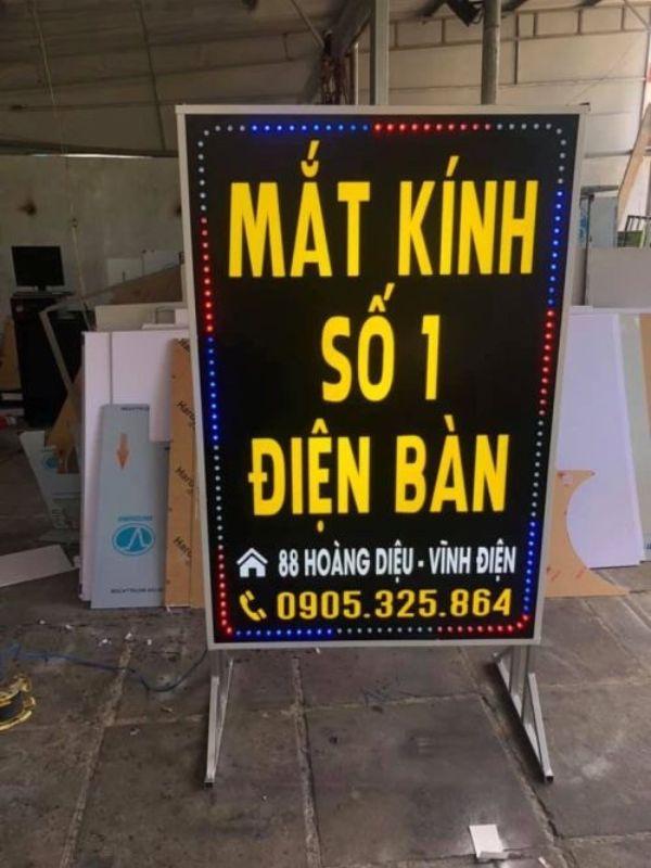 Hộp đèn đứng alu âm bảng cửa hàng mắt kính