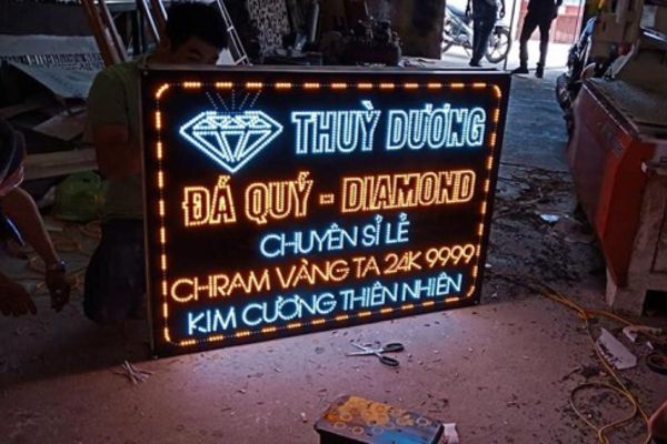 Hộp đèn alu âm bảng đá quý Thùy Dương