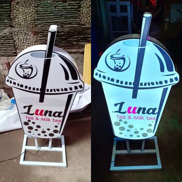 Hộp đèn ly trà sữa quán Luna cả sáng và tối