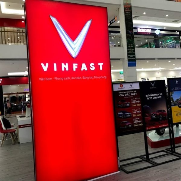 Thi công bảng hiệu hộp đèn LED siêu mỏng công ty xe điện Vinfast