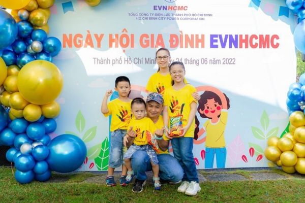 Mẫu backdrop ngày hội gia đinh EVNHCMC