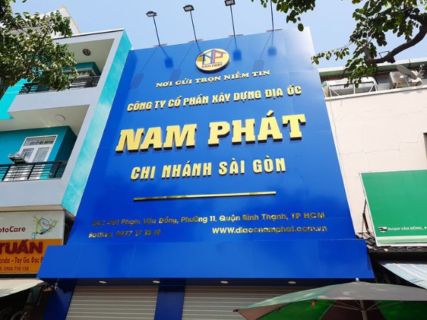 Mẫu bảng hiệu nền alu chữ nổi mica