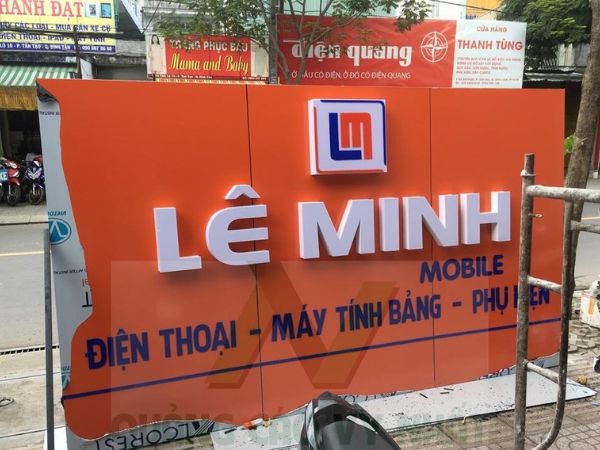 Thi công bảng hiệu alu chữ nổi mica