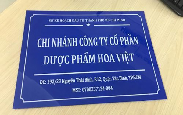 Làm bảng hiệu mica dán decal theo yêu cầu