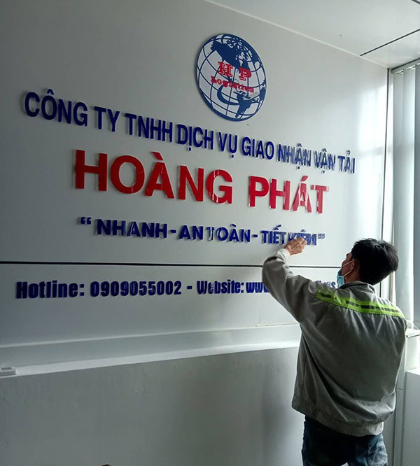 Thi công bảng hiệu mica dán decal công ty Hoàng Phát
