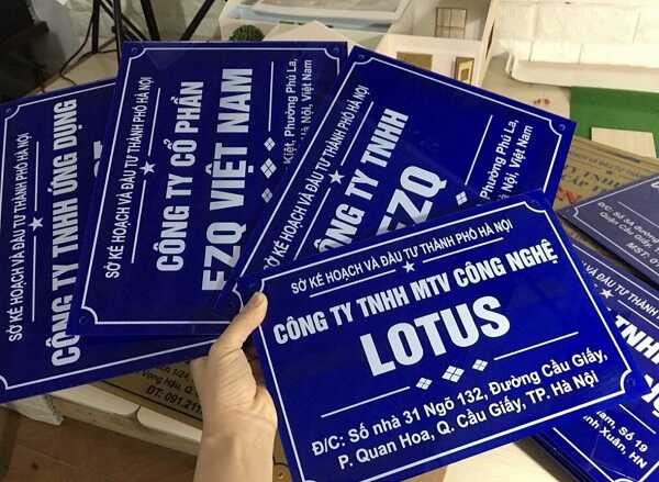 Làm bảng hiệu mica dán decal theo yêu cầu, lấy liền