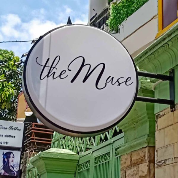 Bảng hiệu hộp đèn mica hút nổi đẹp, nổi bật