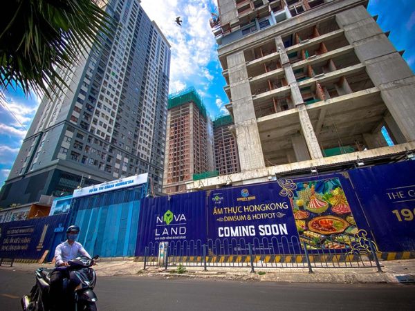 Thi c&ocirc;ng h&agrave;ng rao dự &aacute;n qu&aacute;n ăn HongKong