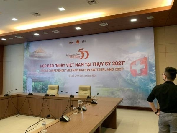 Mẫu backdrop họp báo chuyên nghiệp