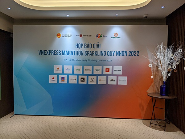 Mẫu backdrop họp báo giải Vnexpress