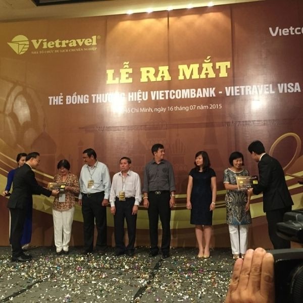 Backdrop lễ ra mắt thẻ đồng thương hiệu Vietcombank