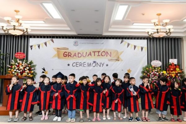 Thi công backdrop lễ tốt nghiệp giá rẻ tại hcm