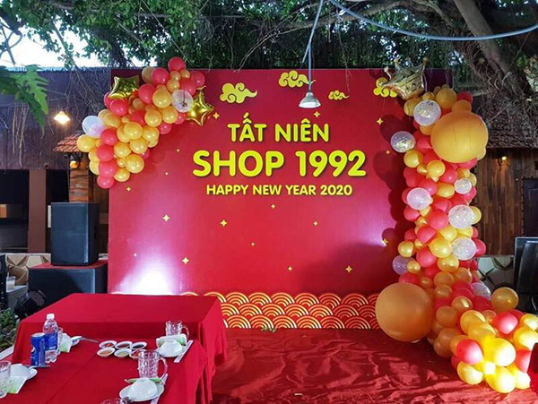 Mẫu backdrop tất niên cho cửa hàng shop 1992