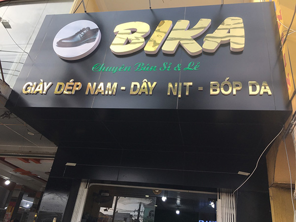 Mẫu bảng hiệu alu gương đen chữ nổi vàng gương