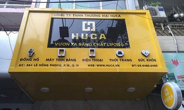 Mẫu bảng hiệu alu gương vàng HUCA