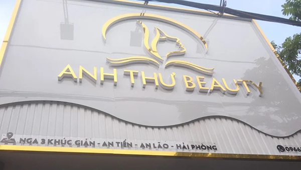 Mẫu bảng hiệu alu gương trắng nổi bật