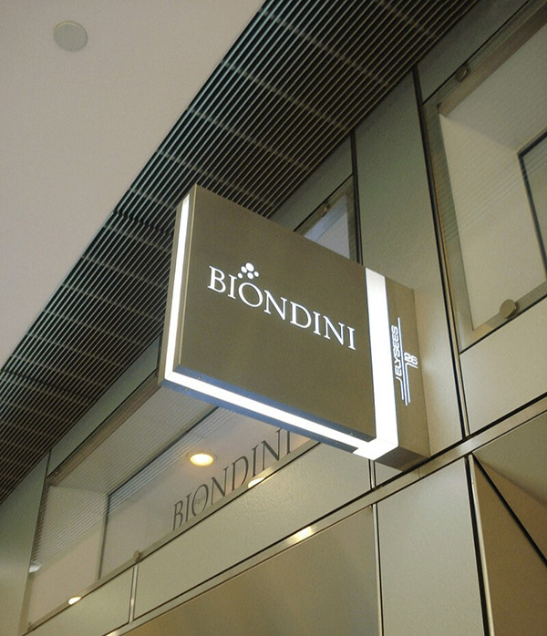 Mấu biển vẫy shop quần áo sang trọng