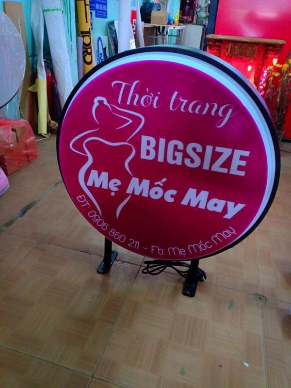 Mẫu biến vẫy shop quần áo mica hút nổi