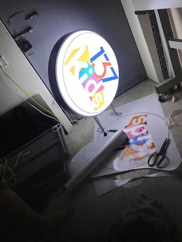 Mẫu biển vẫy mica shop quần áo ấn tượng