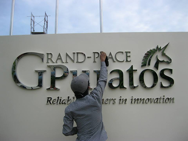 L&agrave;m bảng hiệu chữ nổi Inox trọn g&oacute;i