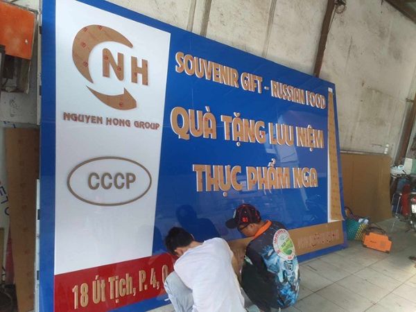Thi c&ocirc;ng bảng hiệu mica gi&aacute; rẻ 