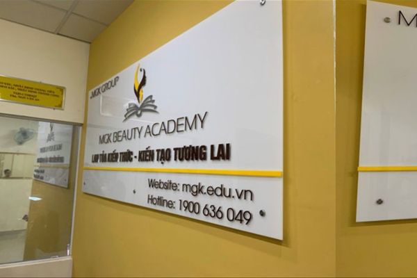 L&agrave;m bảng hiệu mica d&aacute;n decal văn ph&ograve;ng c&ocirc;ng ty