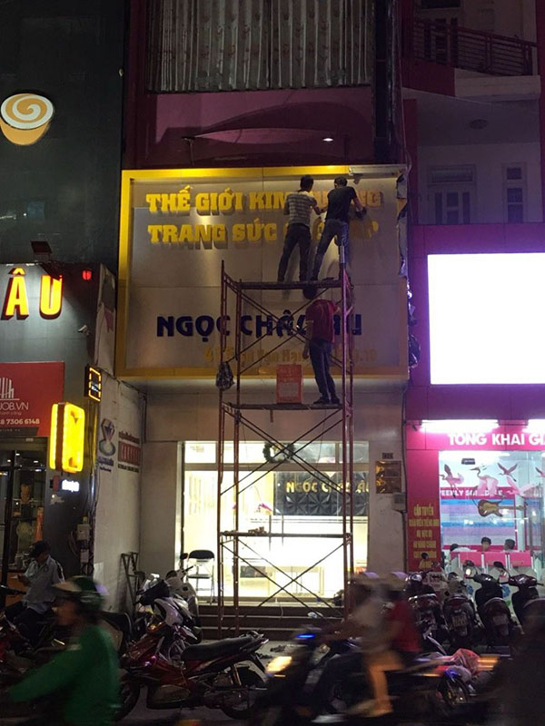 Sửa chữa bảng hiệu đèn LED