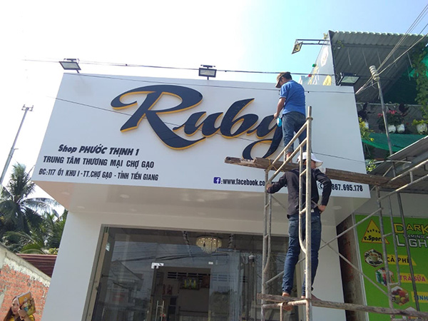 Làm sạch bề mặt bảng hiệu nhanh chóng