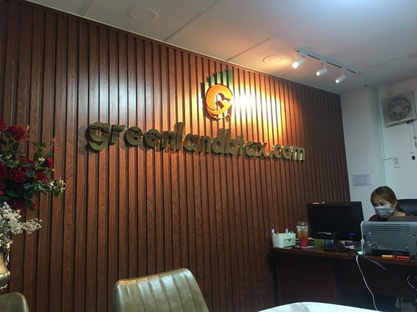 Mẫu backdrop công ty ốp gỗ chữ inox