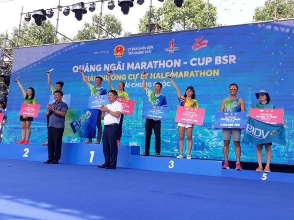 Mẫu backdrop bục trao giải chạy nổi bật