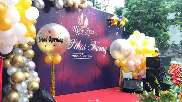 Mẫu backdrop grand opening spa Rose độc đáo
