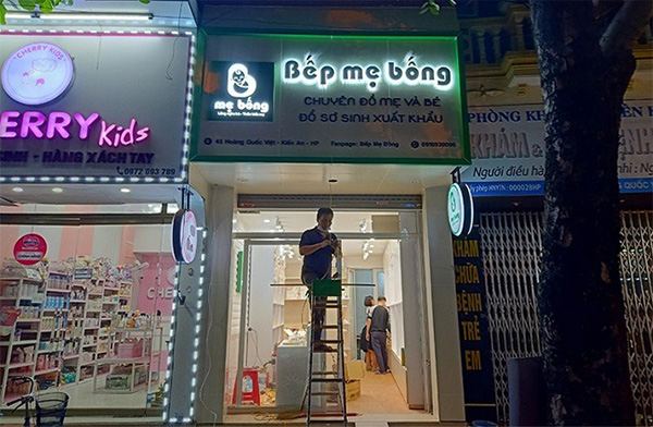 Bảng hiệu shop mẹ v&agrave; b&eacute; chất liệu đ&egrave;n LED đẹp