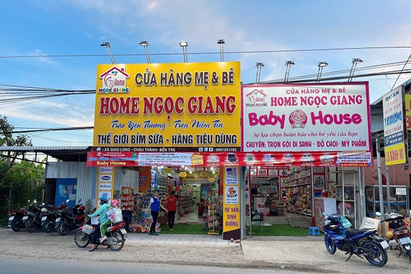 Mẫu bảng hiệu cửa h&agrave;ng mẹ v&agrave; b&eacute; Home Ngọc Giang