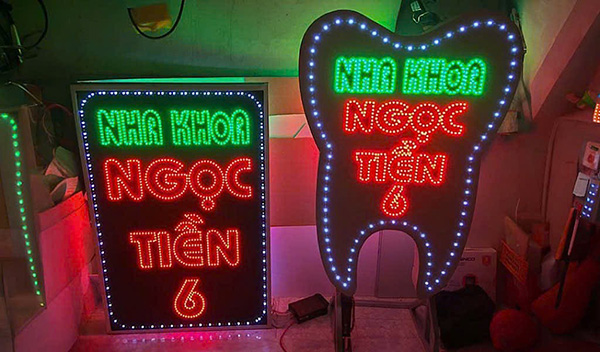 Mẫu biển vẫy nha khoa đèn LED 2 mặt độc đáo
