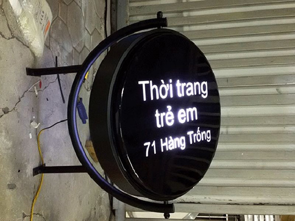 Làm biển vẫy shop quần áo giá rẻ