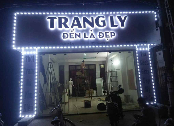 L&agrave;m bảng hiệu đ&egrave;n LED chữ nổi shop thời trang