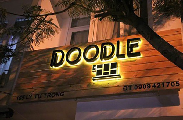 Bảng hiệu gỗ chữ nổi đ&egrave;n LED s&aacute;ng hắt ch&acirc;n