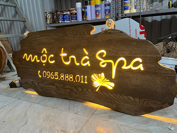 L&agrave;m bảng hiệu gỗ cửa h&agrave;ng Spa
