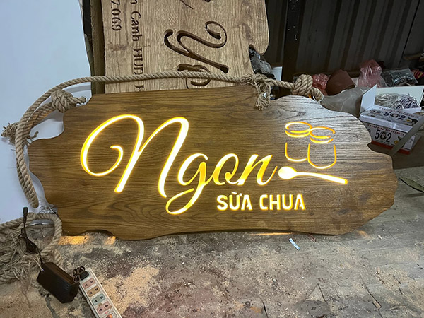 L&agrave;m bảng hiệu gỗ khắc ch&igrave;m đ&egrave;n LED