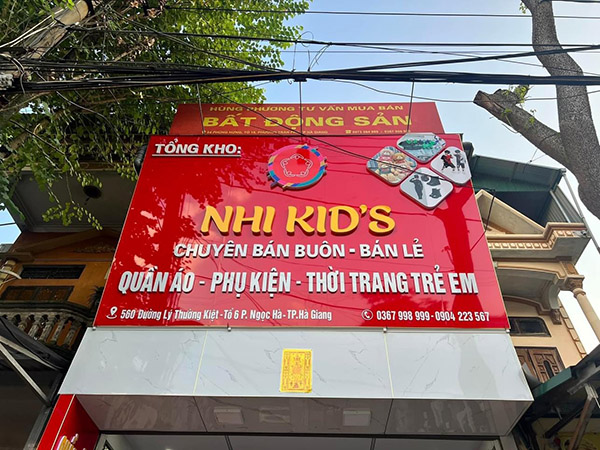 Mẫu bảng hiệu cửa h&agrave;ng quần &aacute;o trẻ em nền Alu gắn chữ nổi ấn tượng