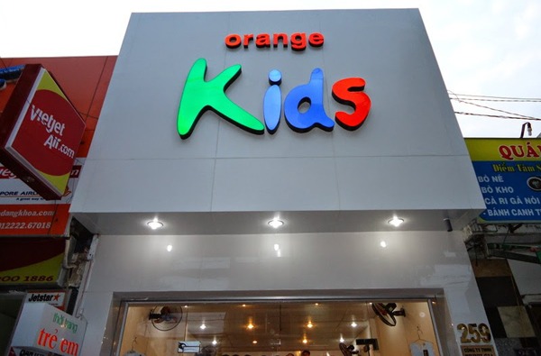 Mẫu bảng hiệu shop quần &aacute;o trẻ em Orange Kids