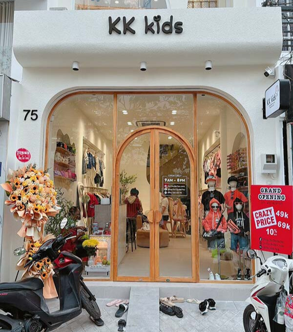 Mẫu bảng hiệu shop quần &aacute;o trẻ em KK Kids