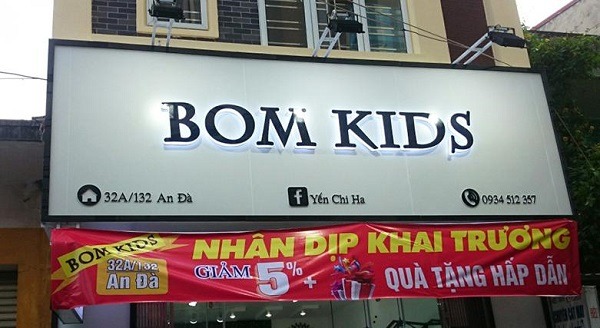 Mẫu bảng hiệu shop quần &aacute;o trẻ em Bom Kids