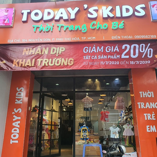 Mẫu bảng hiệu thời trang cho b&eacute; ấn tượng