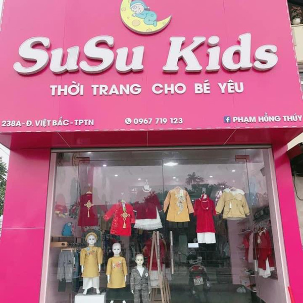 Mẫu bảng hiệu shop quần &aacute;o trẻ em SuSu Kids