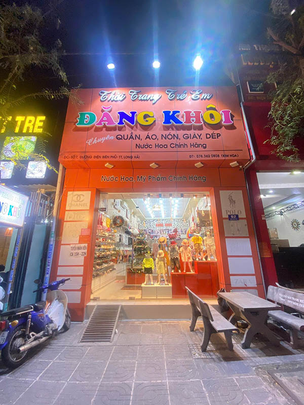 Mẫu bảng hiệu shop quần &aacute;o trẻ em chữ nổi Mica nhiều m&agrave;u