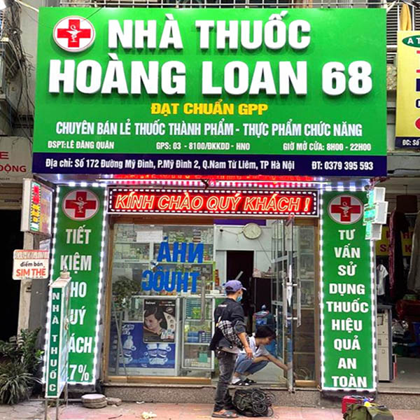 Mẫu bảng hiệu nhà thuốc tây nền Alu gắn chữ nổi Mica Hoàng Loan