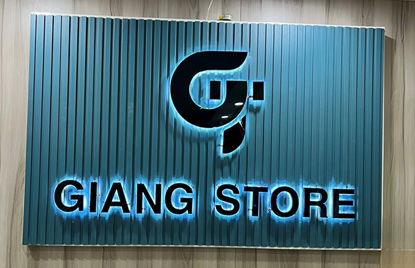 Gia công chữ inox đen sáng hắt chân đẹp, sang trọng